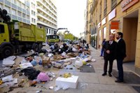 Limasa trabaja en la retirada de la basura acumulada en el centro de Málaga