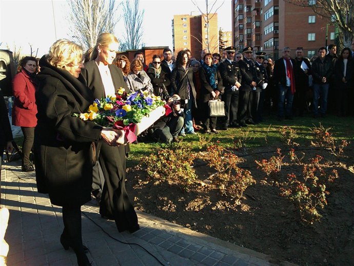 Manuela Carmena y Cristina Cifuentes realizan una ofrenda floral en el homenaje