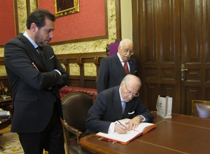 El alcalde de Valladolid, Óscar Puente, observa la firma de Garrido Capa