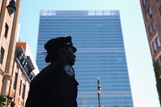 Una policía vigila sede de la ONU en Nueva York