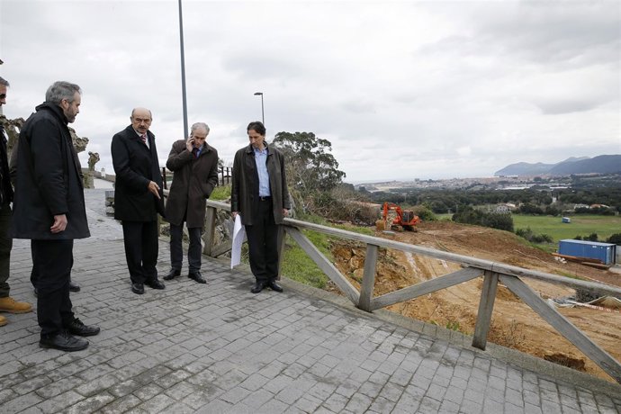 José María Mazón inspecciona las obras del aparcamiento de Isla
