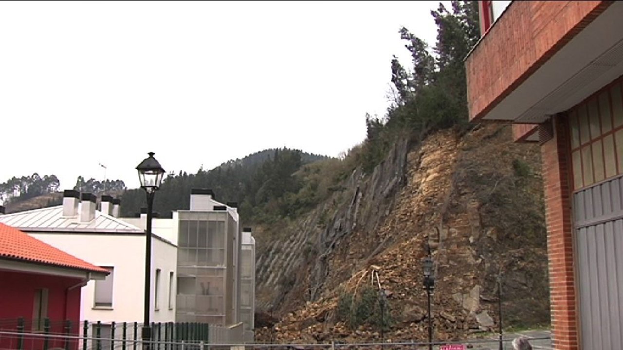 Desprendimientos en la ladera junto a la calle Kamiñalde