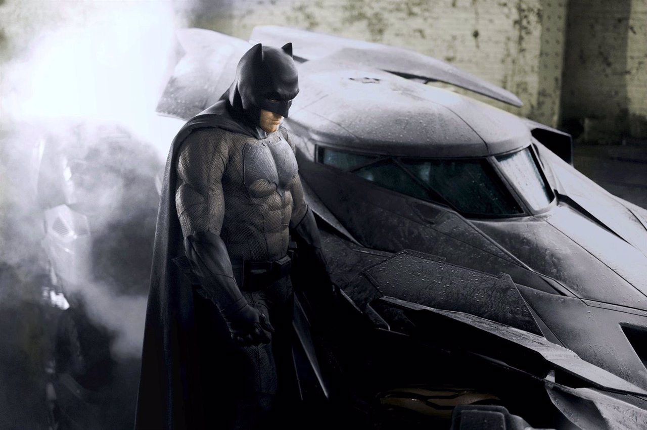 Batman junto al Batmóvil