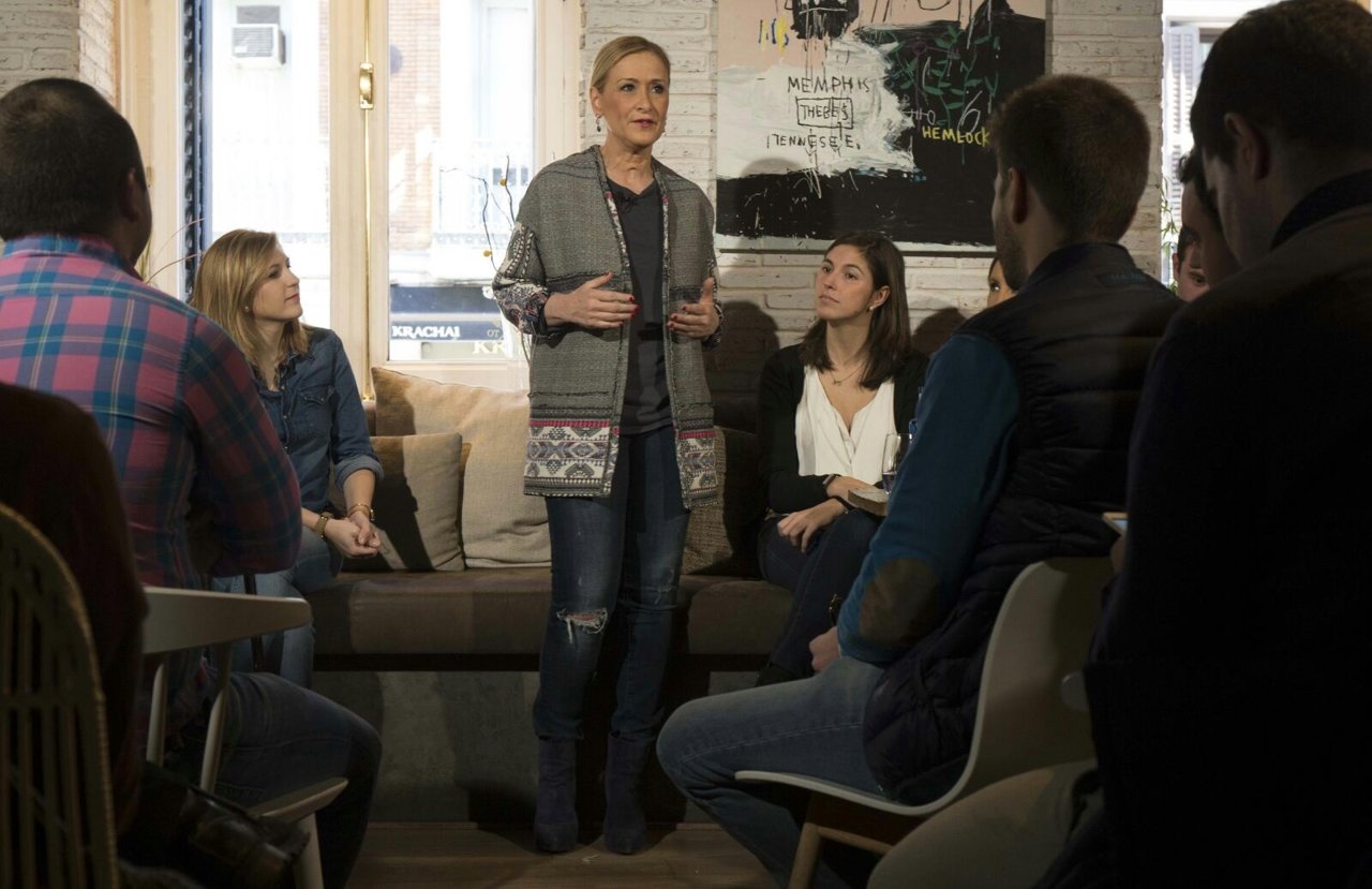 Cristina Cifuentes junto a miembros de Nuevas Generaciones