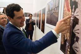 El presidente del PP-A, Juanma Moreno, visita una exposición de Semana Santa