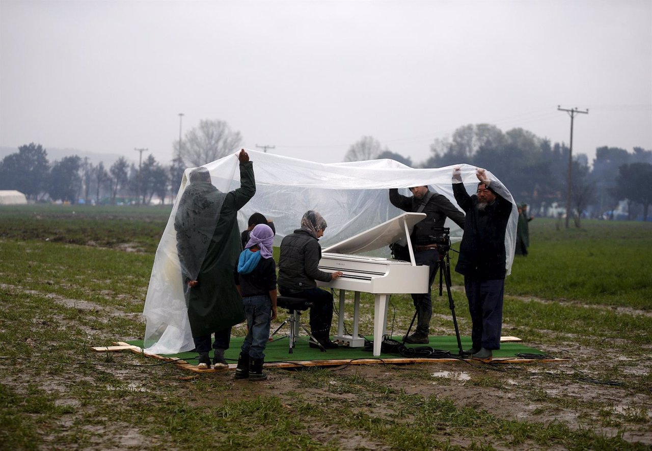 Ai Weiwei y una refugiada siria tocando el piano en Idomeni