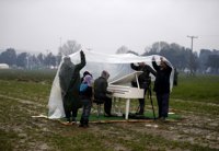 El artista chino Ai Weiwei lleva la música al campamento de refugiados de Idomeni