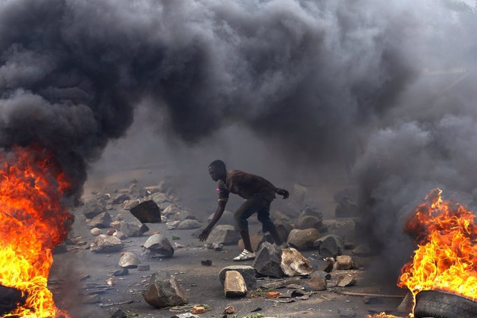 Un hombre en una barricada durante una protesta contra Nkurunziza en Buyumbura