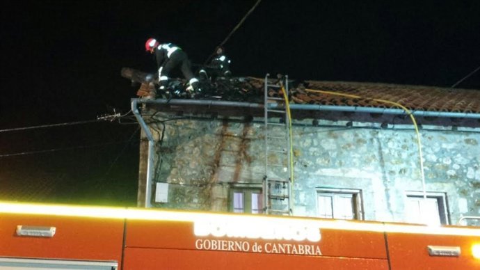 Extinción de un fuego en una vivienda de Penagos