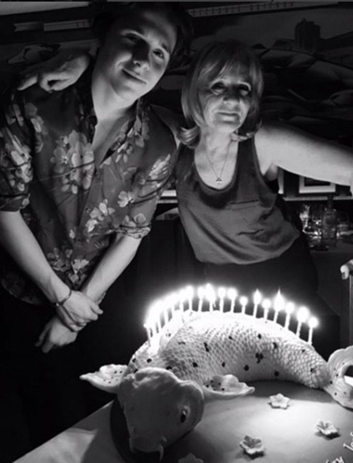 Brooklyn Beckham celebrando el cumpleaños de su abuela