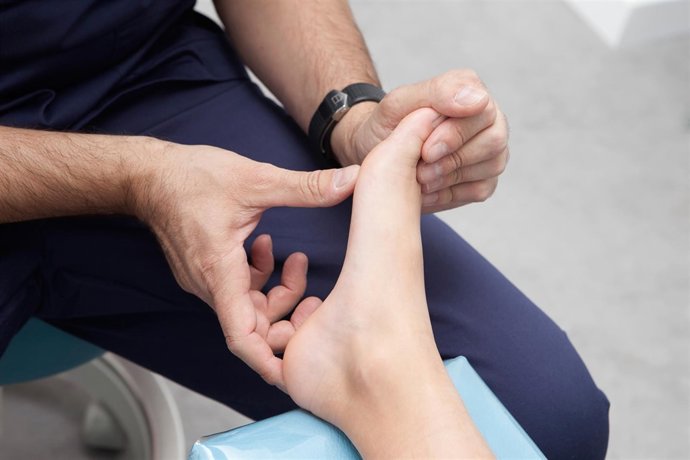 Podólogo examinando un pie