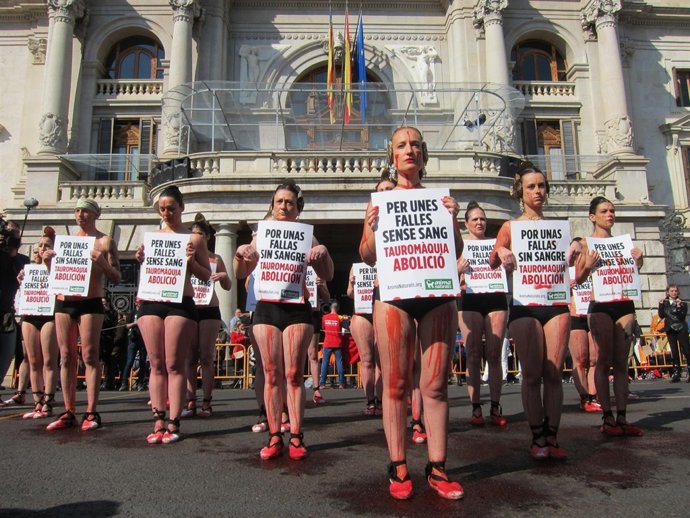 Activistas antitaurinos en su performance en Valencia