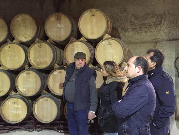 La diputada de Agricultura visitando unas bodegas de Almería.