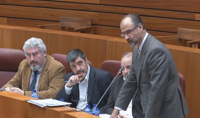 Luis Fuentes, en el Pleno de las Cortes