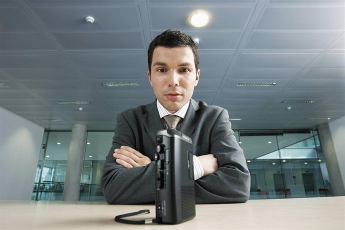 Chico utilizando grabadora