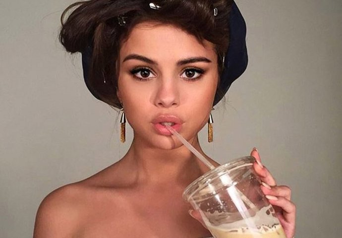 Selena Gomez releases a photo on Instagram with the following caption: "@paolaku
