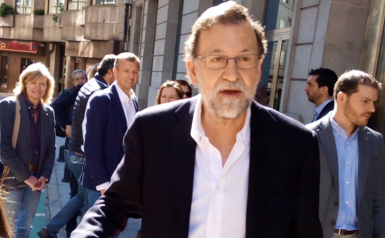 El presidente del PP, Mariano Rajoy, a su llegada al congreso del PP pontevedrés