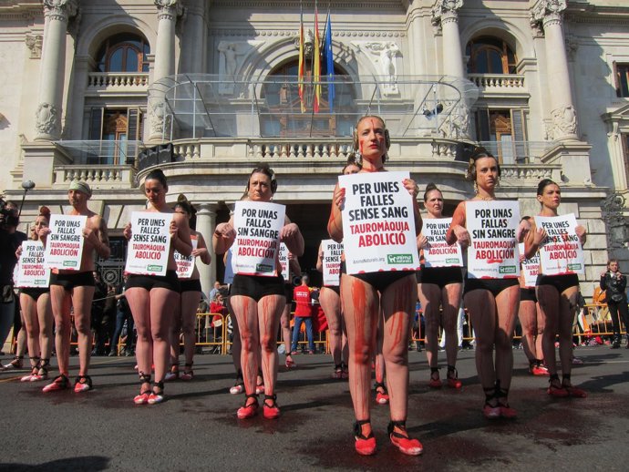 Activistas antitaurinos en su performance en Valencia