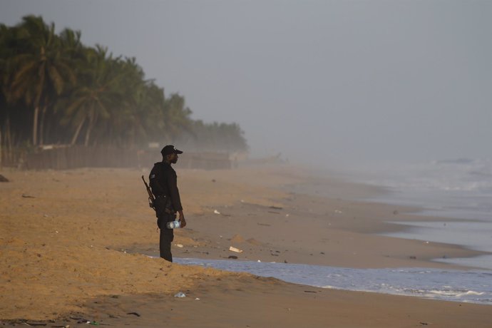 Un militar en una playa atacada en Costa de Marfil