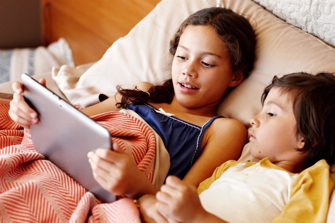 Netflix lifestyle smartphone móvil tablet tecnología niños menores película cama