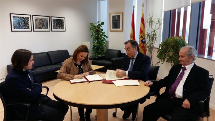 Firma del convenio del galardón.