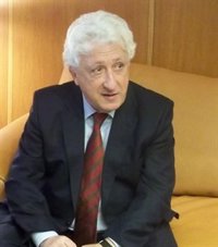 El Justicia de Aragón reclama un acuerdo urgente para poner fin a la huelga de autobuses