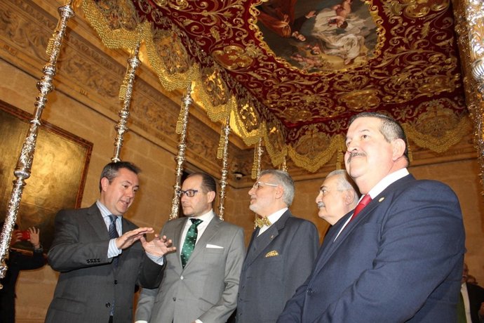 Espadas inaugura la exposición sobre el palio de la Hermandad de Santa Genoveva