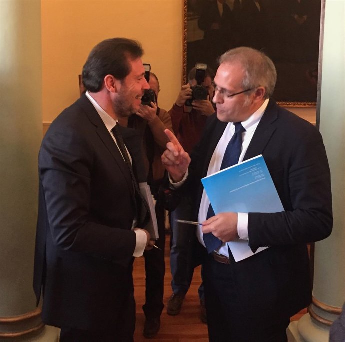 Óscar Puente y Martínez Bermejo conversan a la salida del Pleno