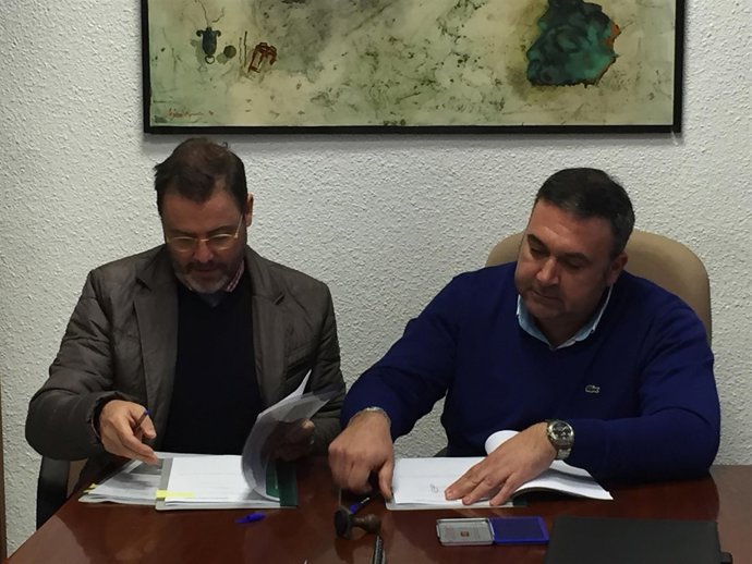 Valdivielso (i) y Carmonan firman la cesión de la antigua travesía de Arjonilla.