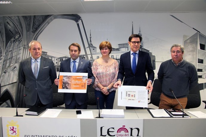 Miembros de la Cofradía del Dulce Nombre de Jesús Nazareno y del Ayuntamiento