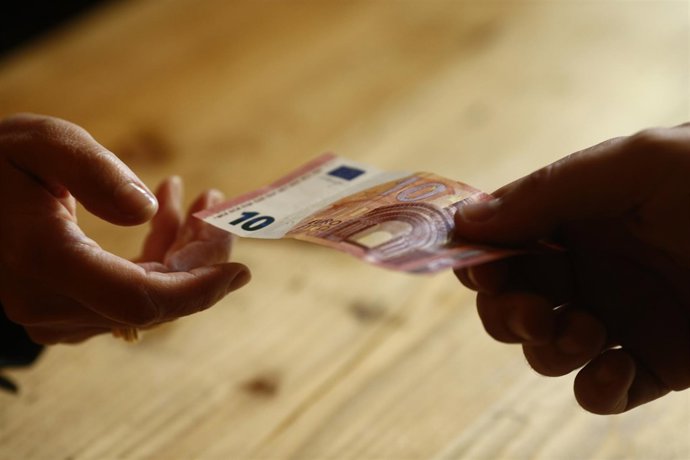 Billetes de diez euros, consumo, compras, comprar, consumir, cobrar, cobro