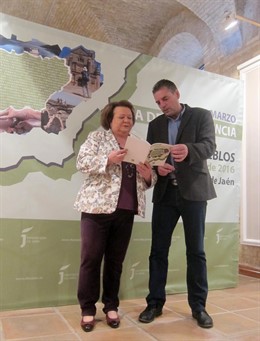 Pilar Parra, junto a Ángel Vera, con un folleto de la III Feria de los Pueblos.