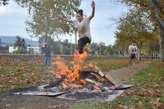 Mujer saltando una hoguera