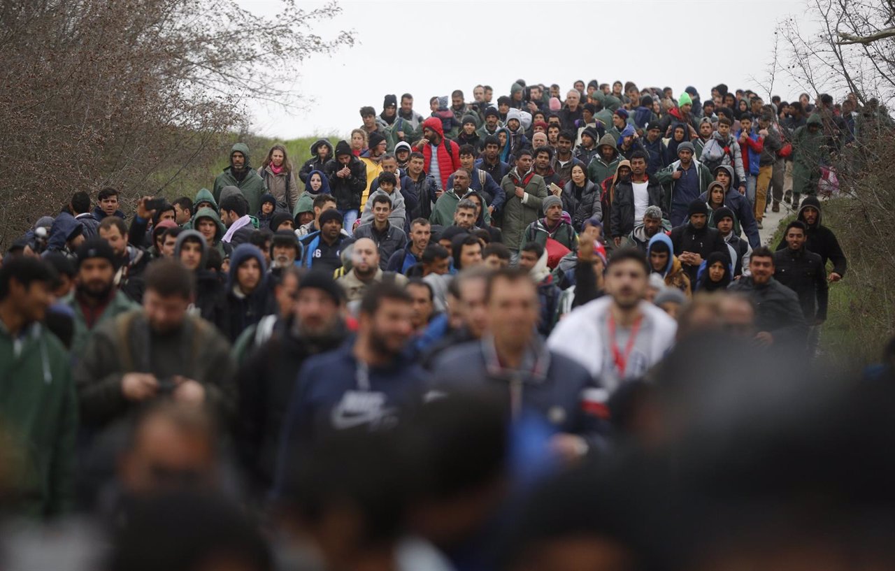 Cientos de inmigrantes y refugiados caminan hacia la frontera con Macedonia