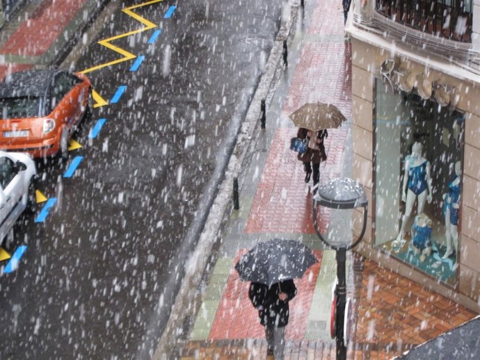 La nieve hace acto de aparición en la capital aragonesa