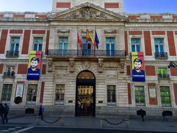 Presidenta de Madrid cuelga en Sol un cartel en apoyo a Leopoldo López