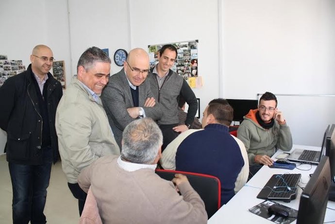 Carmona durante su visita al centro Guadalinfo de Fuente Palmera