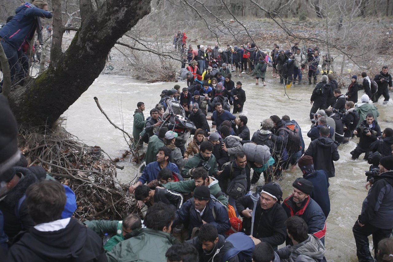 Cientos de refugiados intentan cruzar de Grecia a Macedonia
