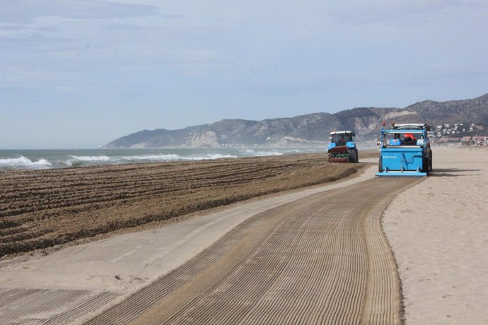Los tractores del AMB limpiarán las playas entre Castelldefels y Montgat