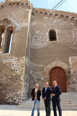 Los diputados, frente a la fachada de la Catedral