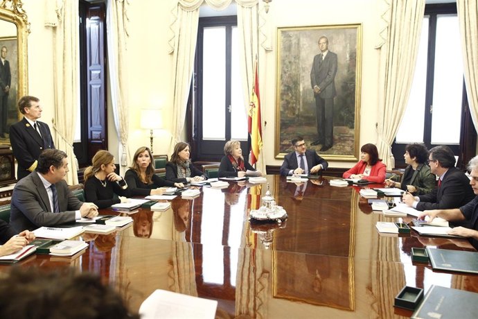 Patxi López preside la primera reunión de la mesa del Congreso