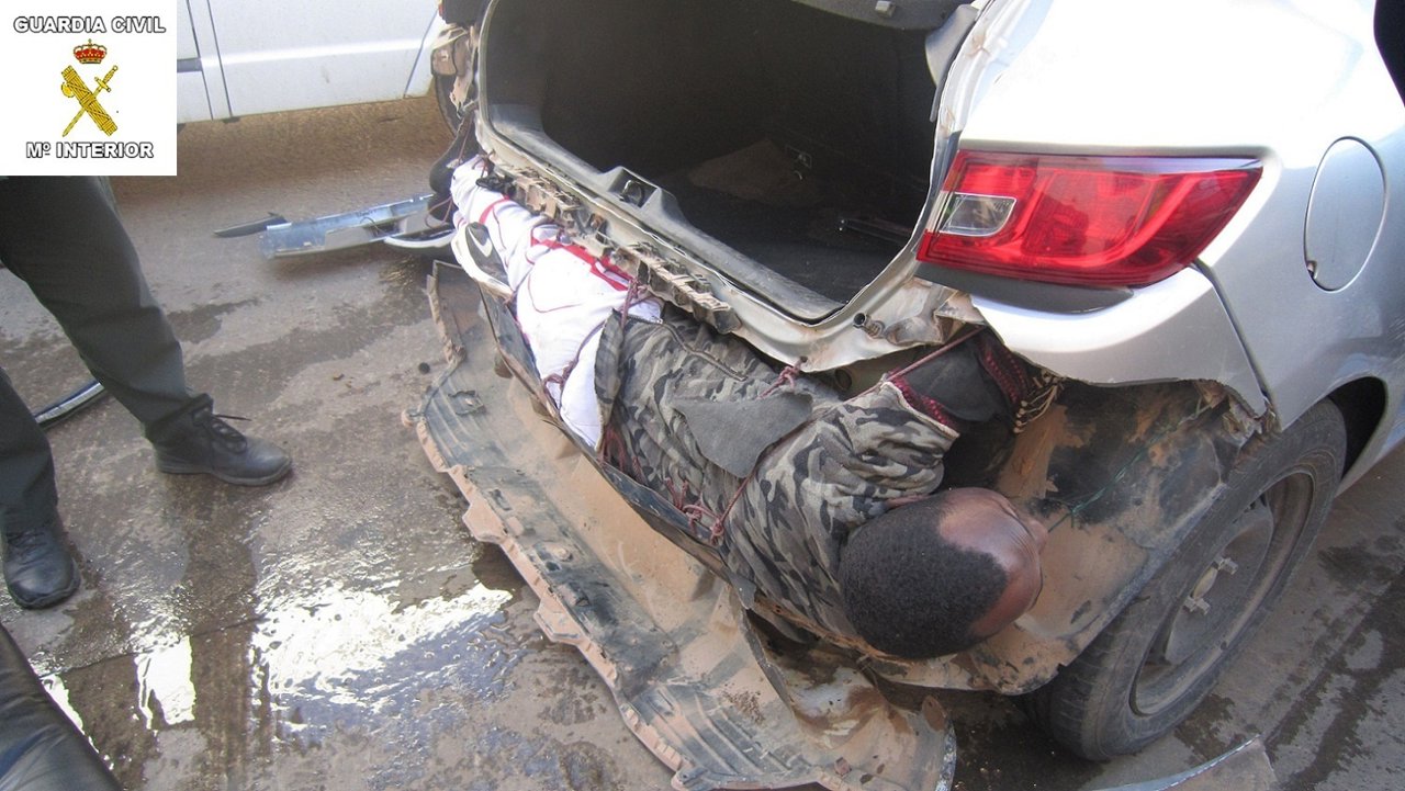 Inmigrante oculto en un parachoques de un coche en Melilla