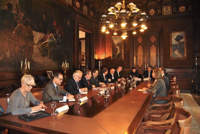 La delegada del Gobierno reunida con la Mesa de Comercio