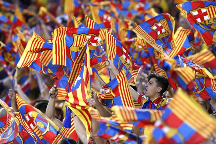 Aficionados seguidores Barcelona Camp Nou grada animación banderas