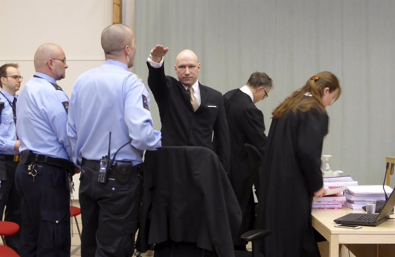 Anders Behring Breivik realizando el saludo nazi ante un tribunal noruego