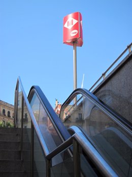 Boca De La Estación De Sant Antoni Del Metro De Barcelona