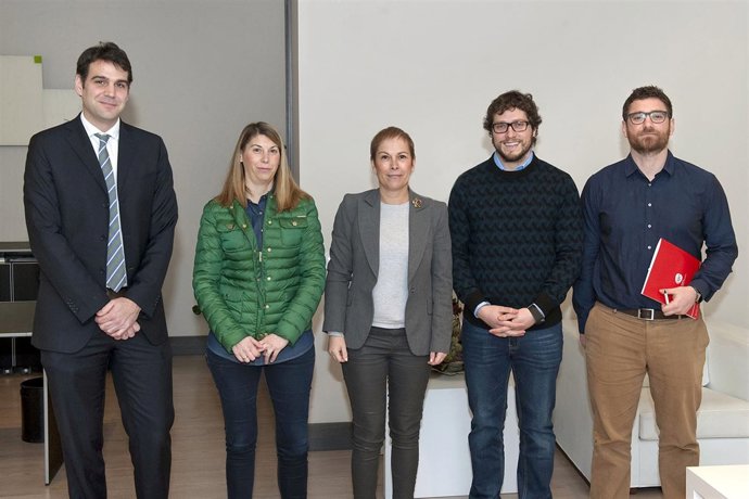Barkos con los representantes de AJE Navarra. 