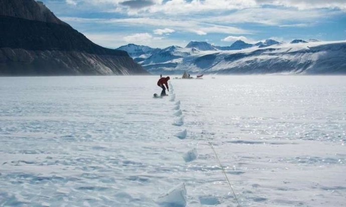 Obtención de muestras en un glaciar antártico