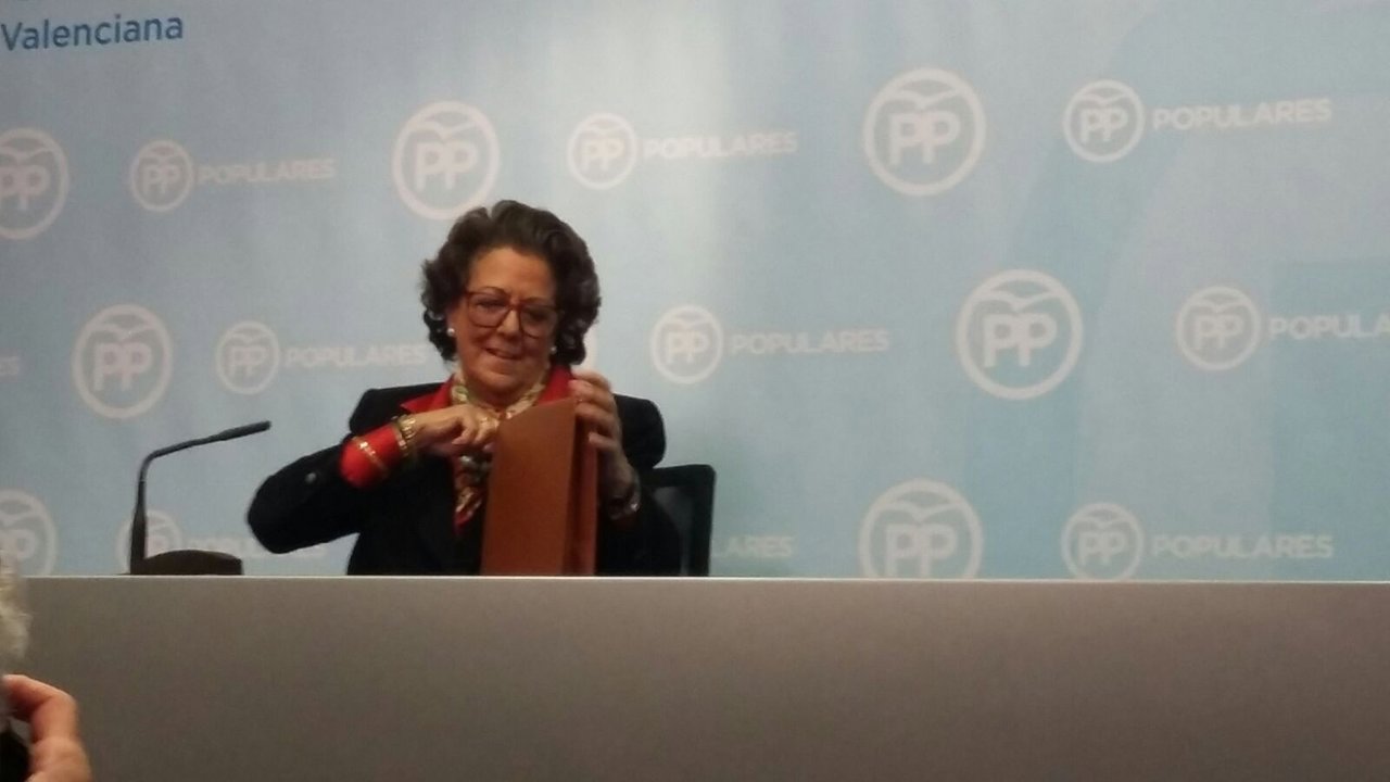 Barberá antes de comenzar la rueda de prensa