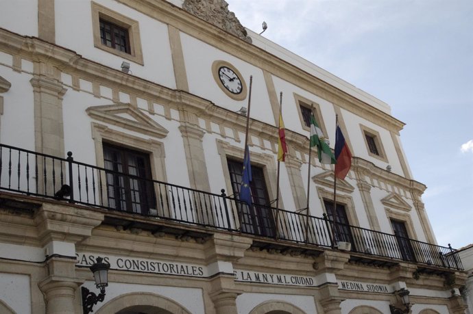 Bnaderas en la fachada del Ayuntamiento de Medina Sidonia